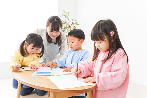 保育の質を上げ、安心して子どもを預けられる保育所を増やします